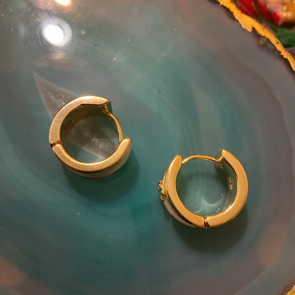 Tory Burch KIRA ENAMEL HOOP EARRING - Picture 3 of 6